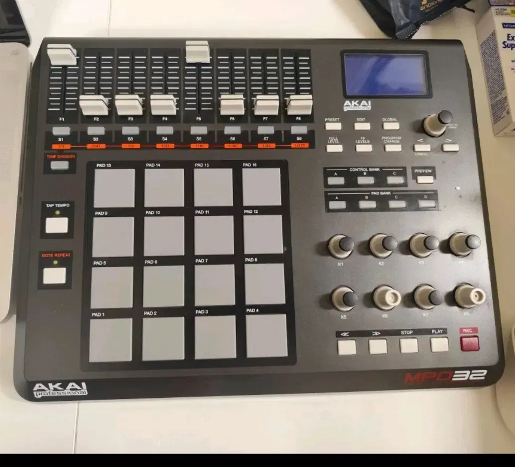 akai mpd 32